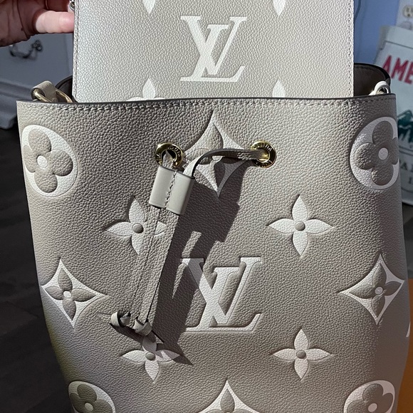 Brand New Louis Vuitton 2021 NéoNoé MM45555 Bicolor Monogram Empreint Dove/Cream - Picture 4 of 13